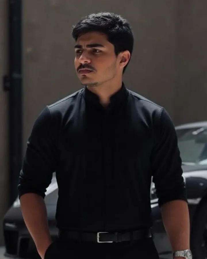 Amir Henry de camisa preta na rua